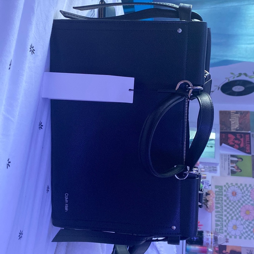 Unused Calven Klein purse. Super spacious and many pockets to keep things in!